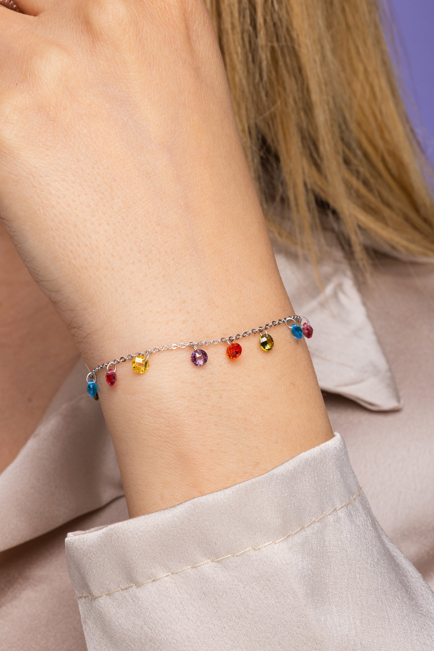 Pair of earrings with colored stones